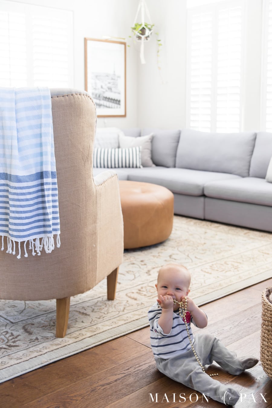 Get 5 tips for creating a light, bright family room that's kid friendly! #sectionalsofa #neutraldecor #livingroomdecor #livingroomdesign 