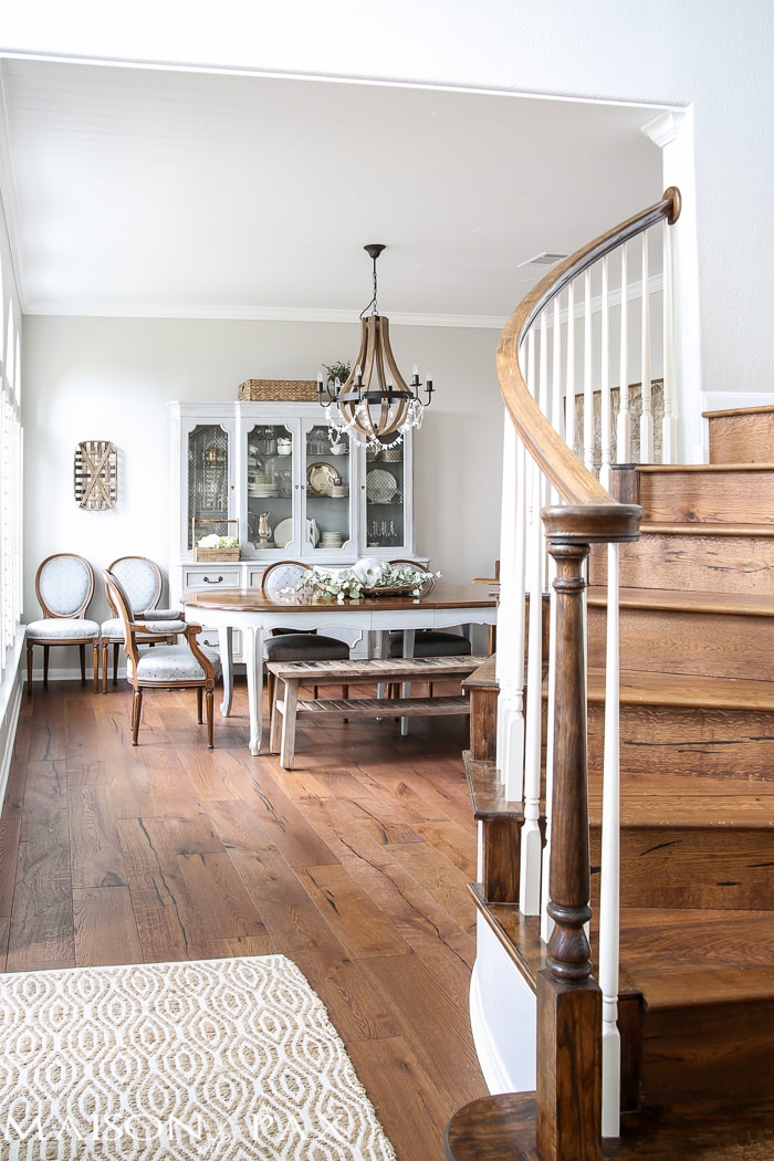 Spring Home Tour: What a beautiful home decorated with neutrals and light touches of greenery perfect for spring or summer | aiweb9ygdry.cmersite.com