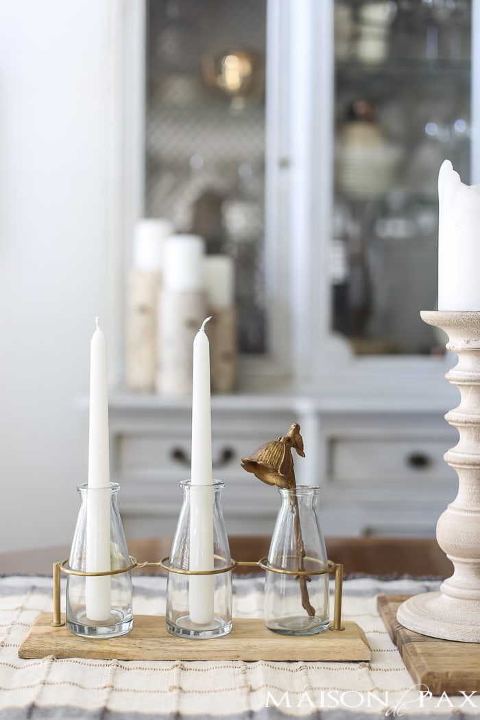 Love this super easy DIY centerpiece! So versatile... PLUS a checklist to help you get your Thanksgiving table ready.