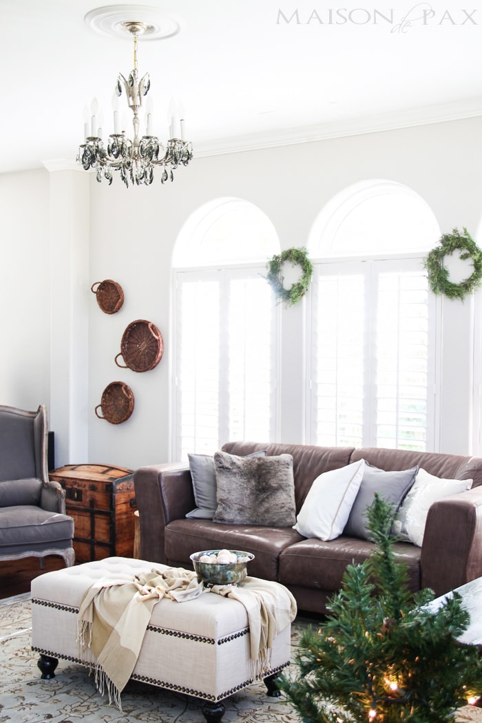 Gorgeous, simple Christmas home tour: natural greenery, winter woodland theme, sparkly touches, and simple reminder of the hope of the season. Tons of diy and decorating ideas | aiweb9ygdry.cmersite.com