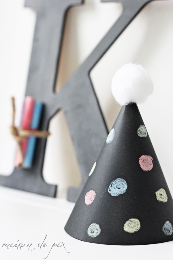 Perfect for your next party, these little chalkboard party hats are so easy precious! Get the tutorial at aiweb9ygdry.cmersite.com #diy #howtomake #kids #birthday #newyears #template #paper