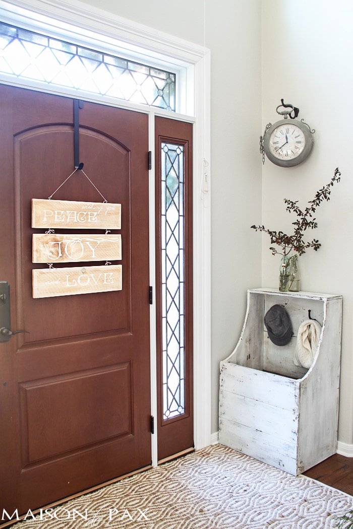 I love this adorable and easy sign! A wonderful alternative to a wreath and so easy to make from a single cedar fence picket | aiweb9ygdry.cmersite.com