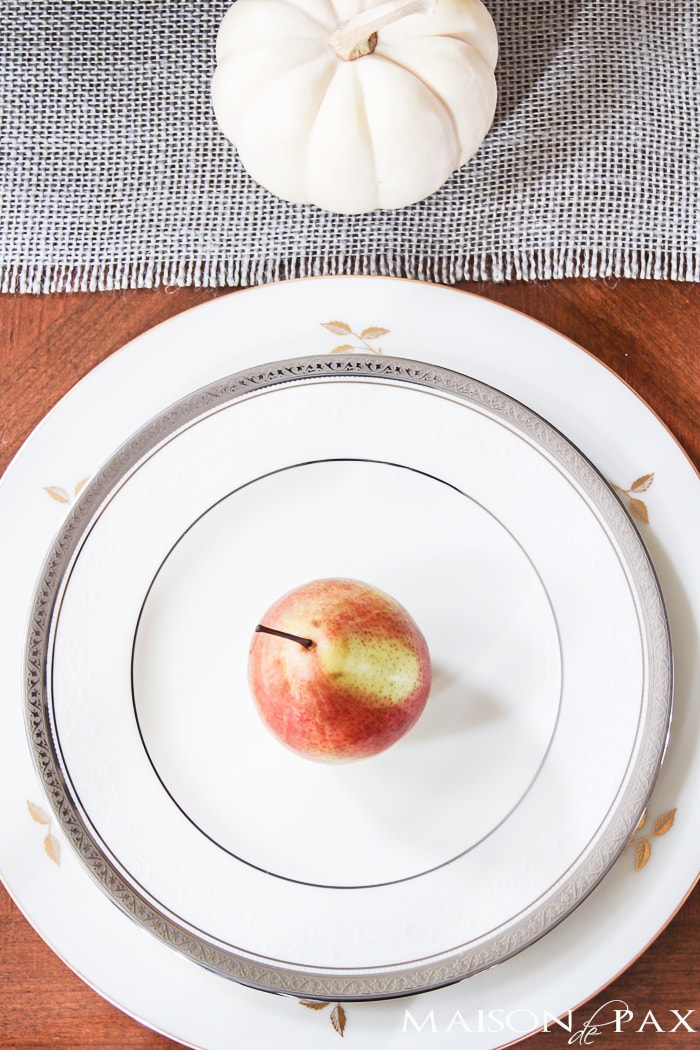 How to set a gorgeous Thanksgiving table: step by step process for a beautiful fall tablescape and gorgeous inspiration with white pumpkins, fall foliage, pears, and natural textures | aiweb9ygdry.cmersite.com