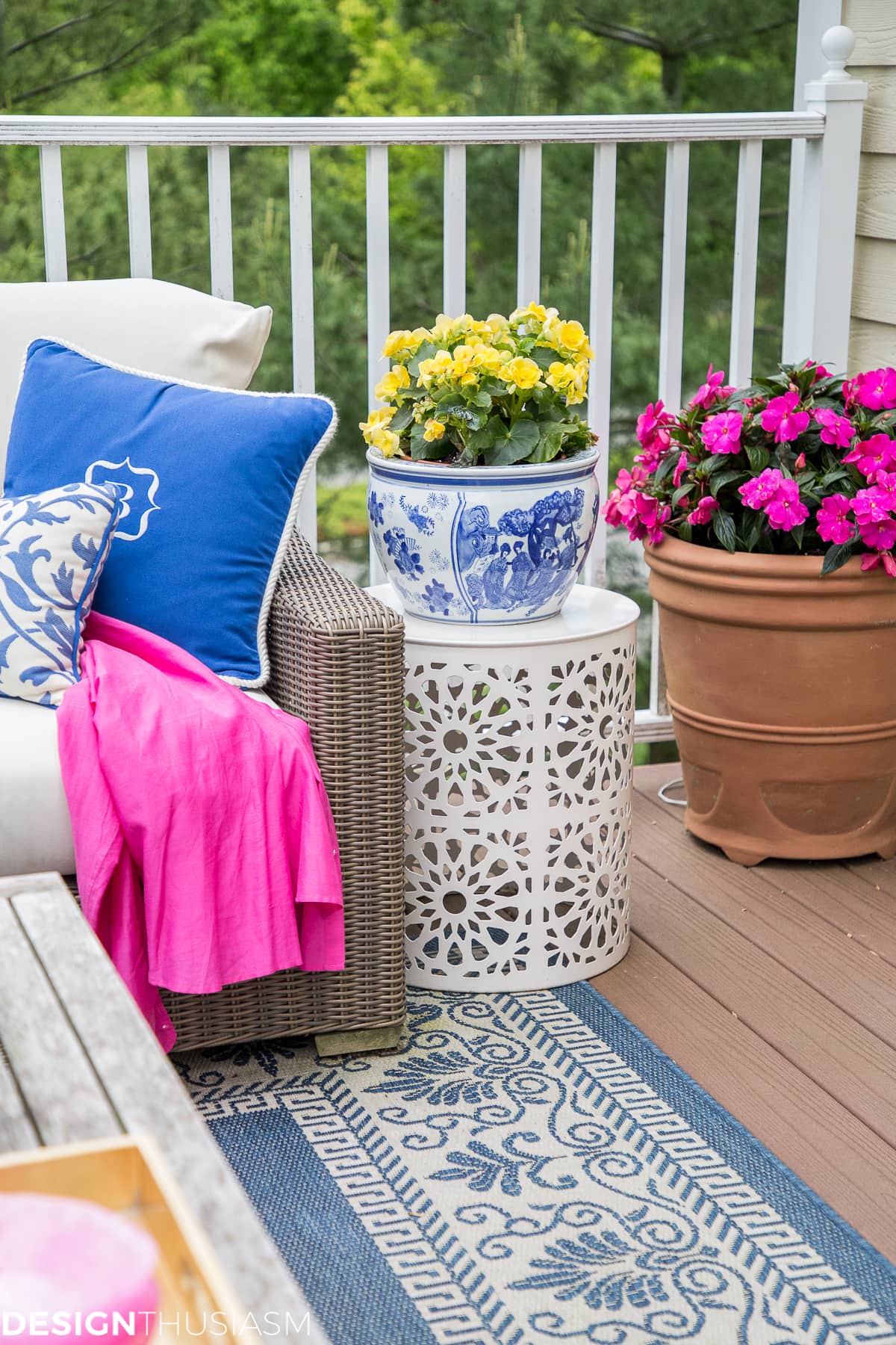 Outdoor living spaces summer color - designthusiasm.com