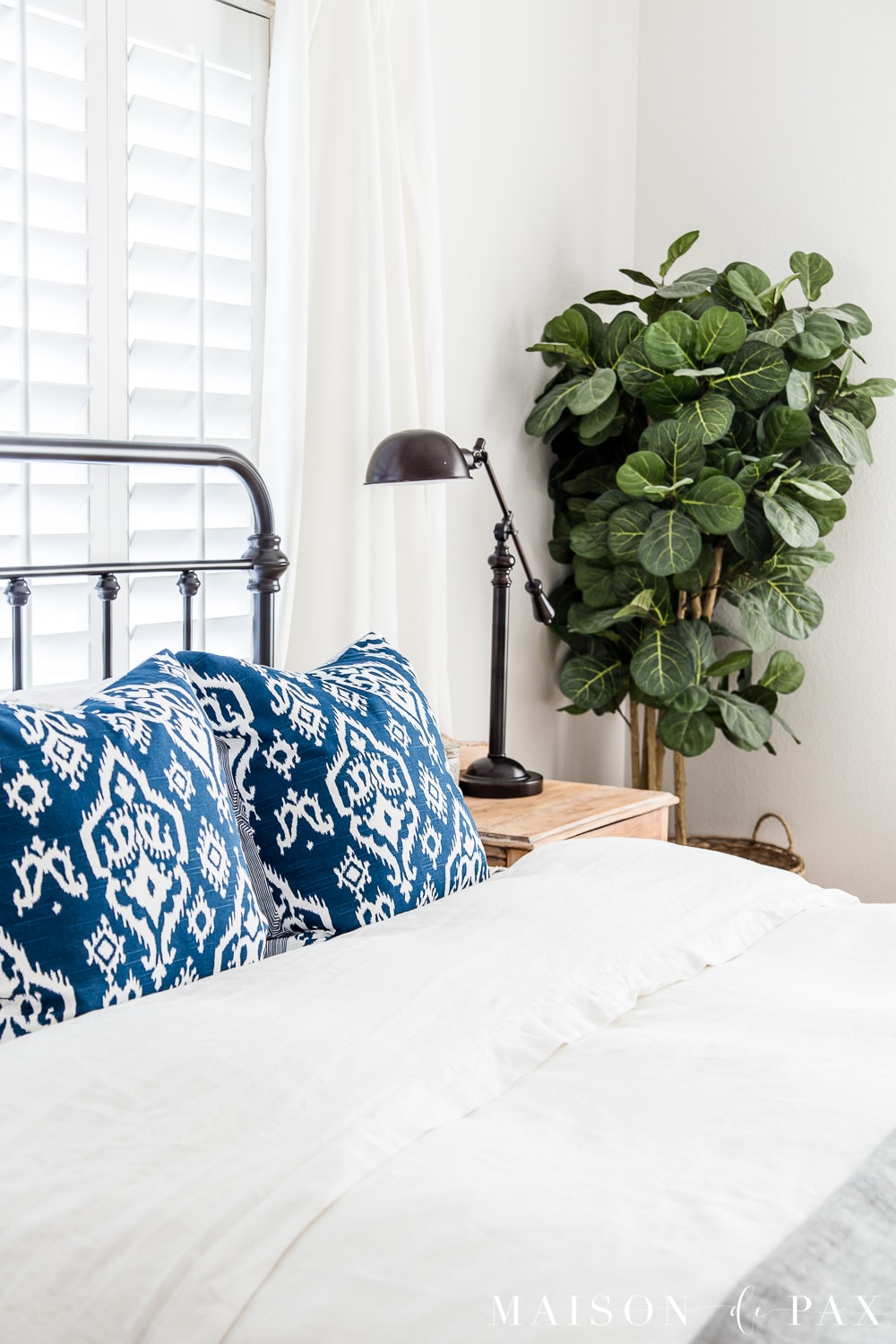 tip #3: create a focal point with greenery... Looking to add a seasonal touch to your bedroom?  Don't miss these incredibly simple master bedroom decorating ideas for spring! #springdecor #springbedroom #nightstand #modernfarmhouse