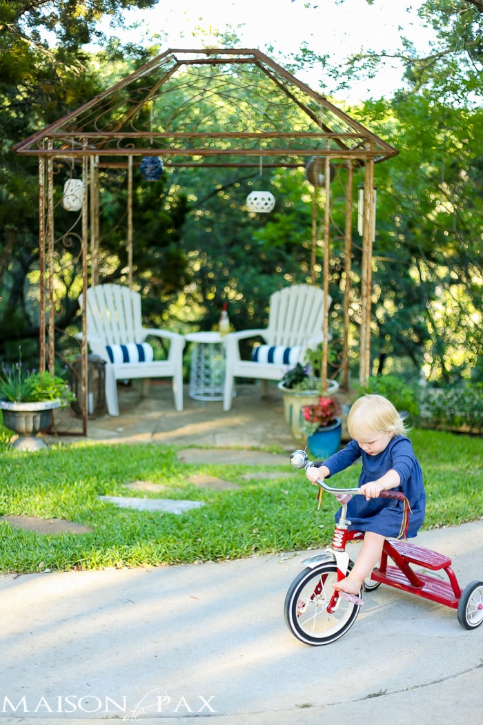Patio decorated simply for spring - cute ideas and tips on where to find affordable outdoor decor | aiweb9ygdry.cmersite.com