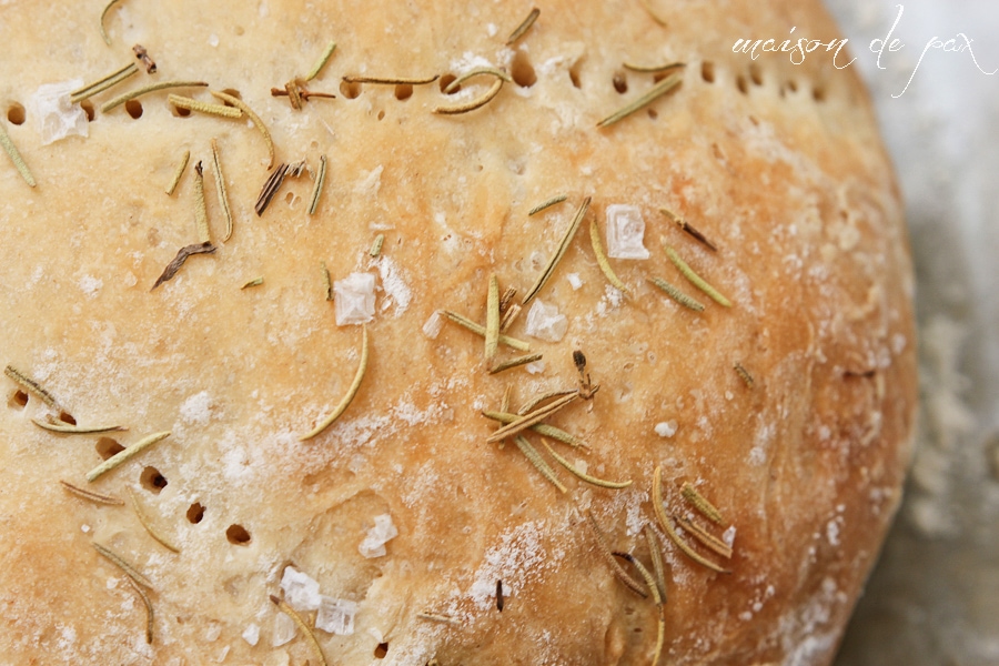 Homemade bread with just 5 ingredients and three easy steps! Delicious focaccia recipe via aiweb9ygdry.cmersite.com 