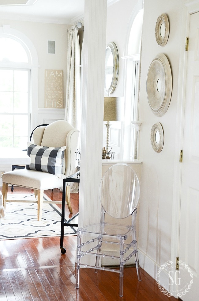 Crisp, white traditional farmhouse dining room: so many beautiful decorating ideas!