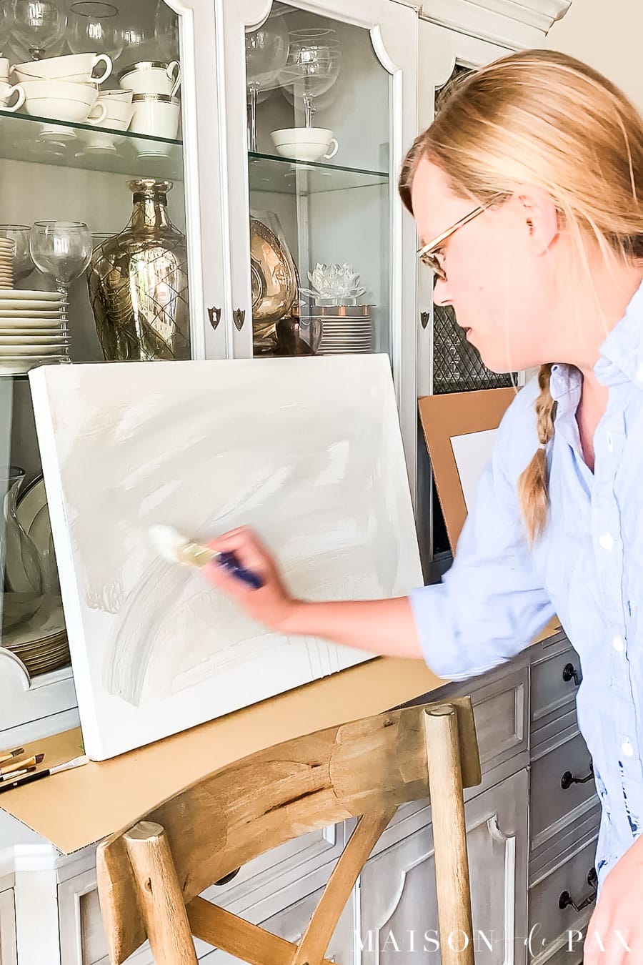 woman painting acrylic on canvas | Maison de Pax