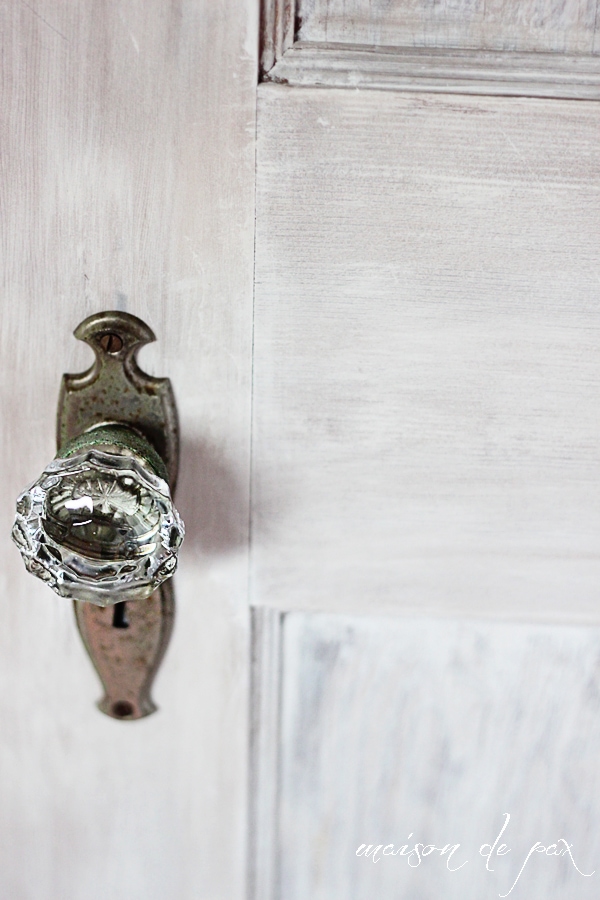 Don't miss this step-by-step tutorial for creating a gorgeous, textured, whitewashed door at aiweb9ygdry.cmersite.com