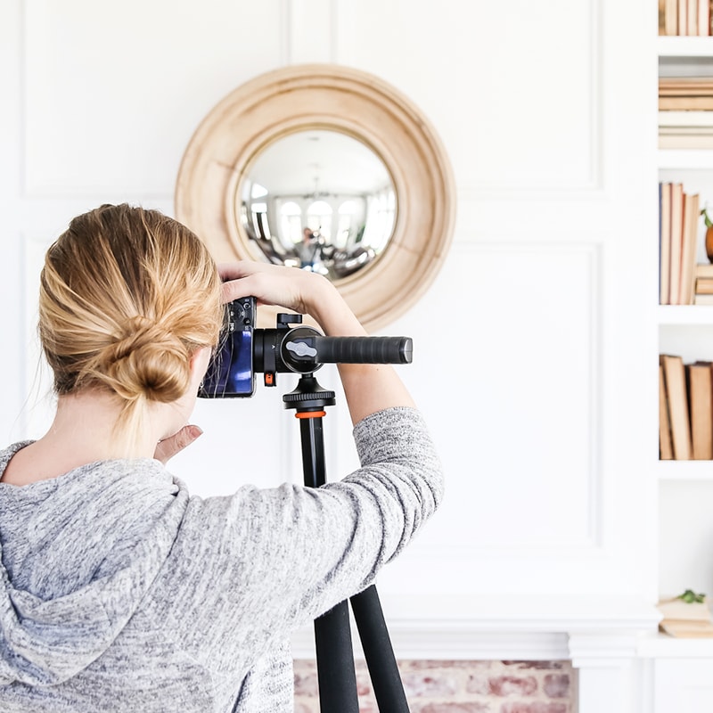 Photographing Interiors: Capturing Beauty - a course by Maison de Pax. Watch a full recorded photoshoot start to finish in unit 5 of this video course! #photographinginteriors #photography #interiorphotography #photographytutorial #photographycourse #videocourse
