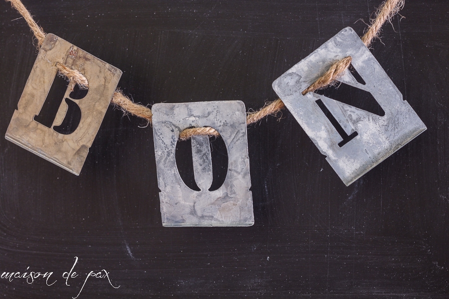 Turn an old window screen into an adorable, versatile chalkboard with this simple tutorial at aiweb9ygdry.cmersite.com! #diy #chalkboard #seasonal