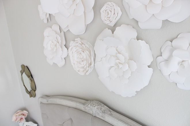 Tips for using florals in your home: Fresh flowers can be expensive and short lived... but they're not the only way to decorate with flowers! Don't miss these creative tips for decorating with florals!