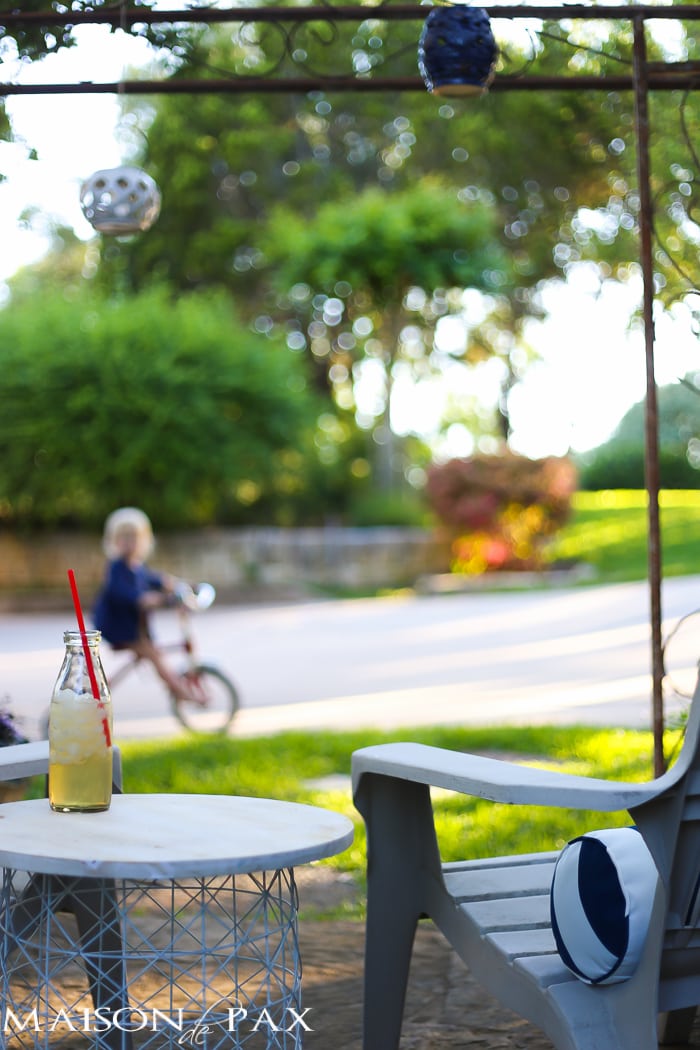 Patio decorated simply for spring - cute ideas and tips on where to find affordable outdoor decor | aiweb9ygdry.cmersite.com