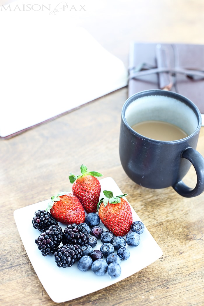 a darling little breakfast bistro table with Parisian touches | aiweb9ygdry.cmersite.com