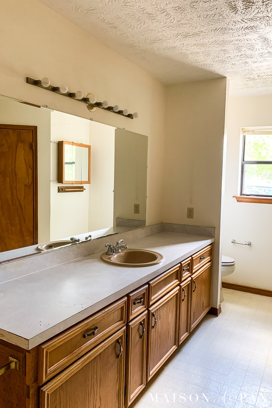 80s bathroom before renovation