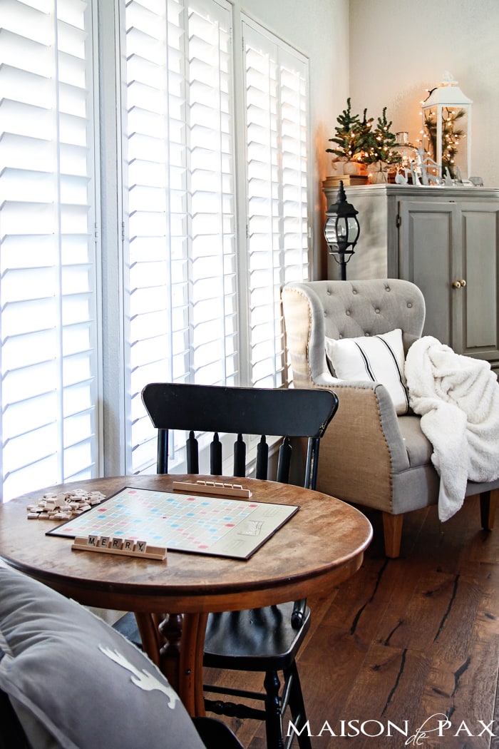 Gorgeous, simple Christmas home tour: natural greenery, winter woodland theme, sparkly touches, and simple reminder of the hope of the season. Tons of diy and decorating ideas | aiweb9ygdry.cmersite.com