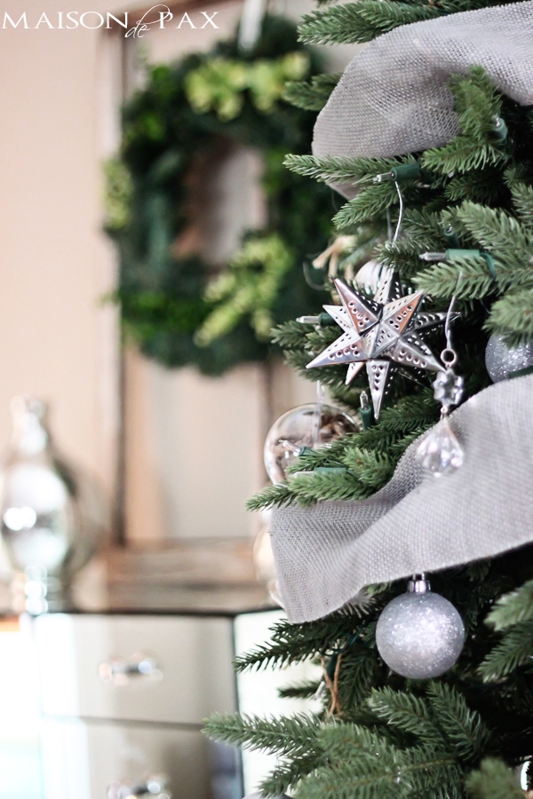 Sophisticated and simple Christmas tree decorations via aiweb9ygdry.cmersite.com