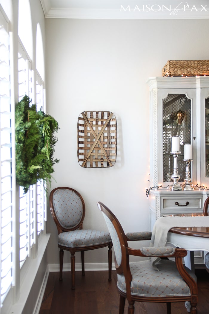 Gorgeous, simple Christmas home tour: natural greenery, winter woodland theme, sparkly touches, and simple reminder of the hope of the season. Tons of diy and decorating ideas | aiweb9ygdry.cmersite.com