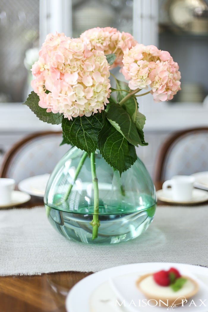 beautiful French country dining room with a lovely, fresh table setting | aiweb9ygdry.cmersite.com