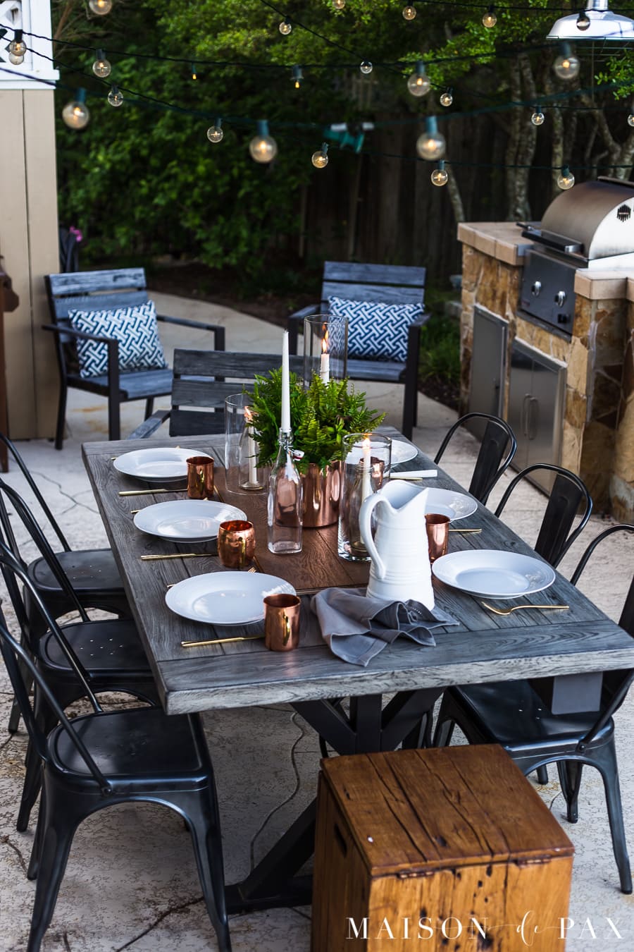 Casually elegant outdoor dining: get tips on creating a gorgeous, simple summer dining space! #outdoordining #outdoorentertaining #summerentertaining