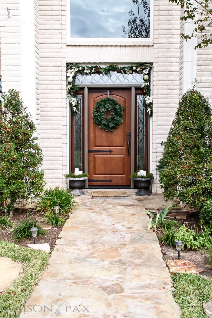 I love this simple, white and green look for the holidays! Classic greenery and white accents for a Christmas Front Porch | aiweb9ygdry.cmersite.com