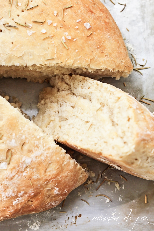 Homemade bread with just 5 ingredients and three easy steps! Delicious focaccia recipe via aiweb9ygdry.cmersite.com 