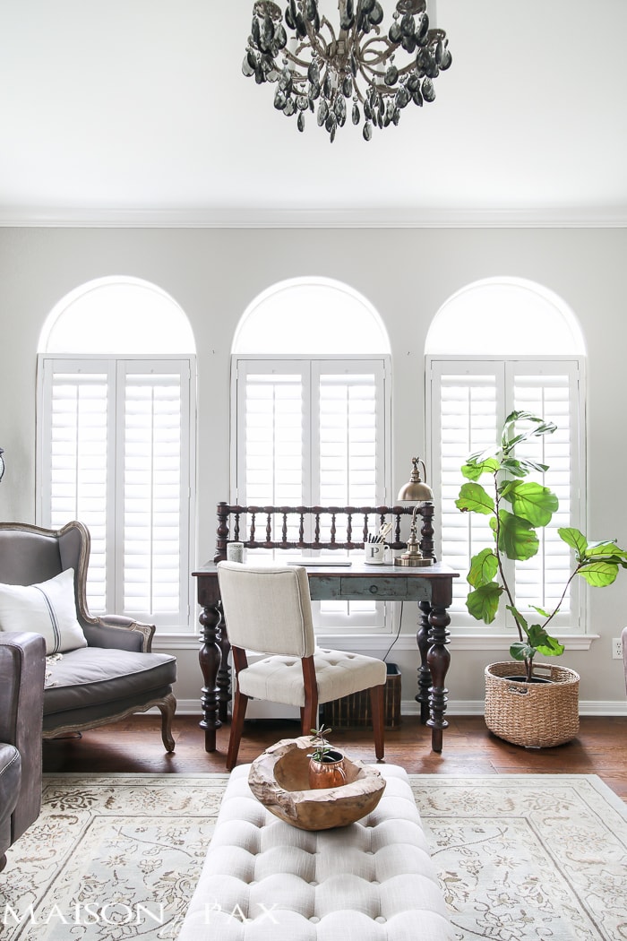 Love this fiddle leaf fig in a basket... What a beautiful home with light touches of greenery perfect for spring or summer | aiweb9ygdry.cmersite.com