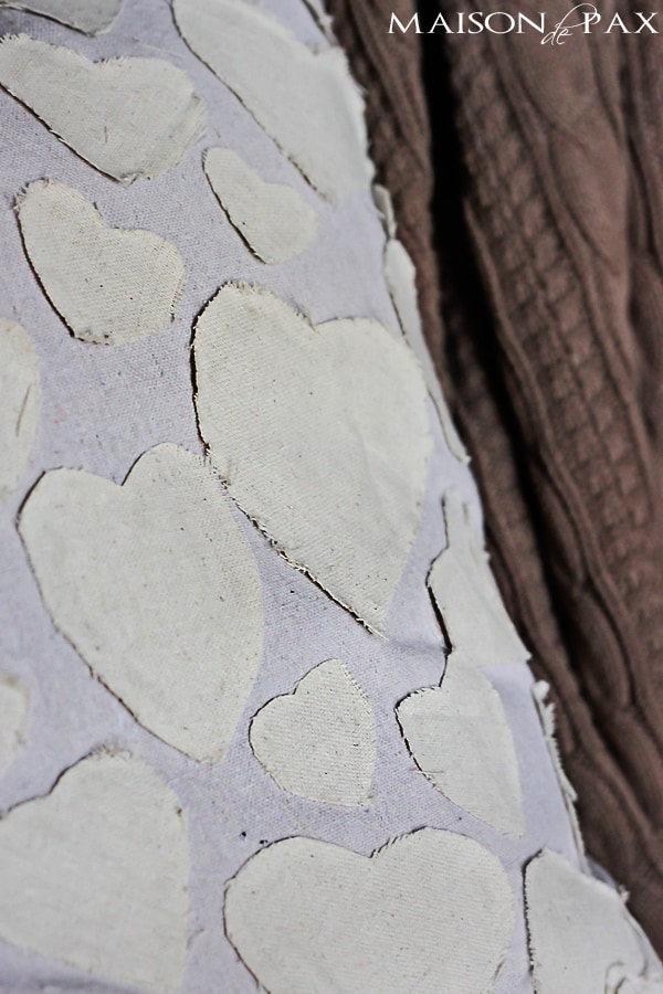 Anthropologie inspired NO SEW heart pillow from drop cloth | aiweb9ygdry.cmersite.com #knockoff #valentines 