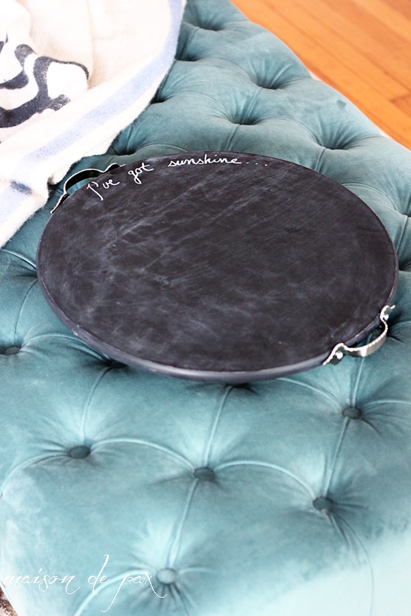 Make your own adorable chalkboard serving tray AND functioning lazy susan!  Tutorial at aiweb9ygdry.cmersite.com