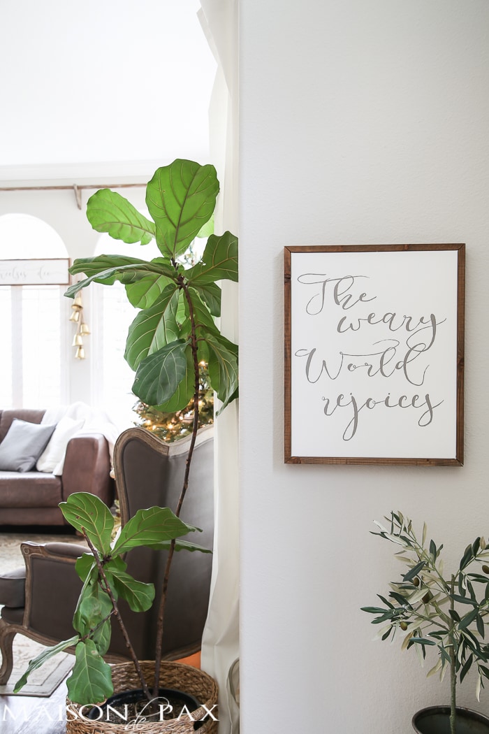 Green and white Christmas decorating ideas - Maison de Pax