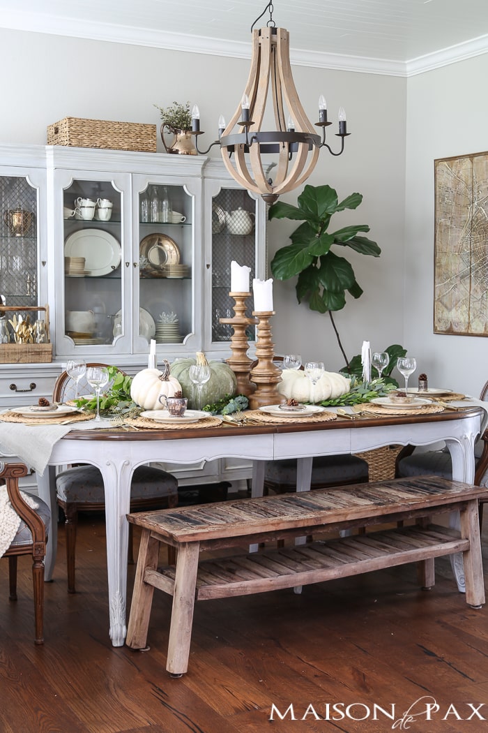Elegant, Neutral Thanksgiving Table Decor: get the best tips for creating a gorgeous, elegant Thanksgiving table SIMPLY with this video tutorial!