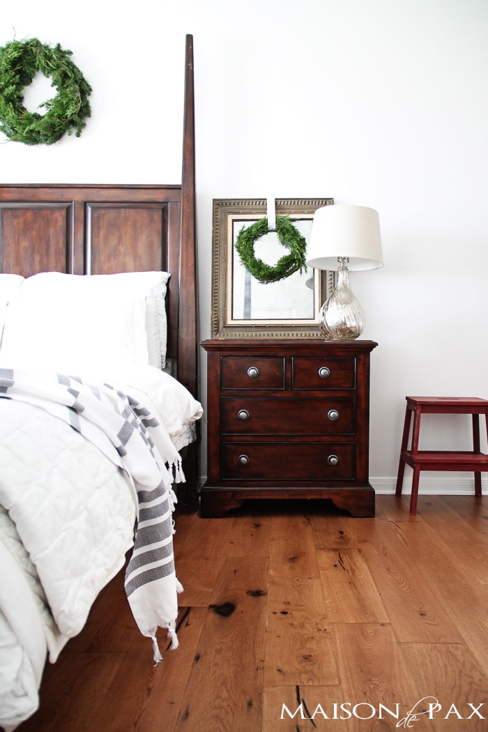 Gorgeous, simple Christmas home tour: natural greenery, winter woodland theme, sparkly touches, and simple reminder of the hope of the season. Tons of diy and decorating ideas | aiweb9ygdry.cmersite.com