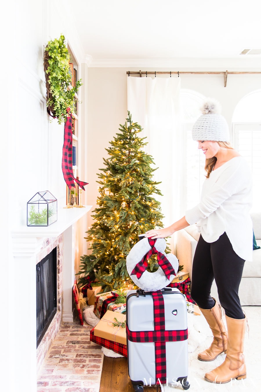 travel gift idea: carry on and matching neck pillow | Maison de Pax