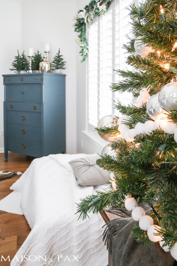 white christmas bedroom decorating ideas