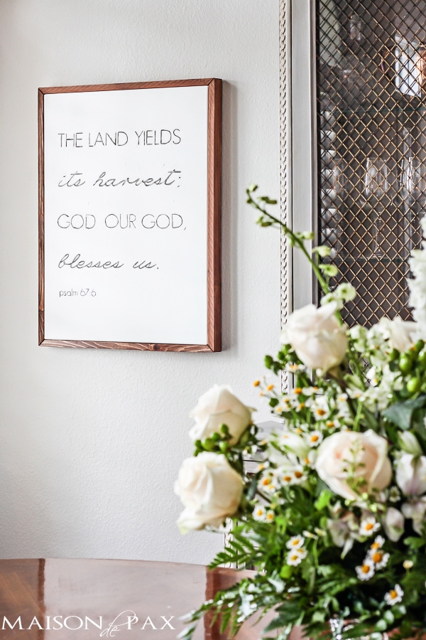 Learn how to make a beautiful, painted lettered sign on canvas with a simple wood frame: this step by step tutorial is so easy to follow | aiweb9ygdry.cmersite.com