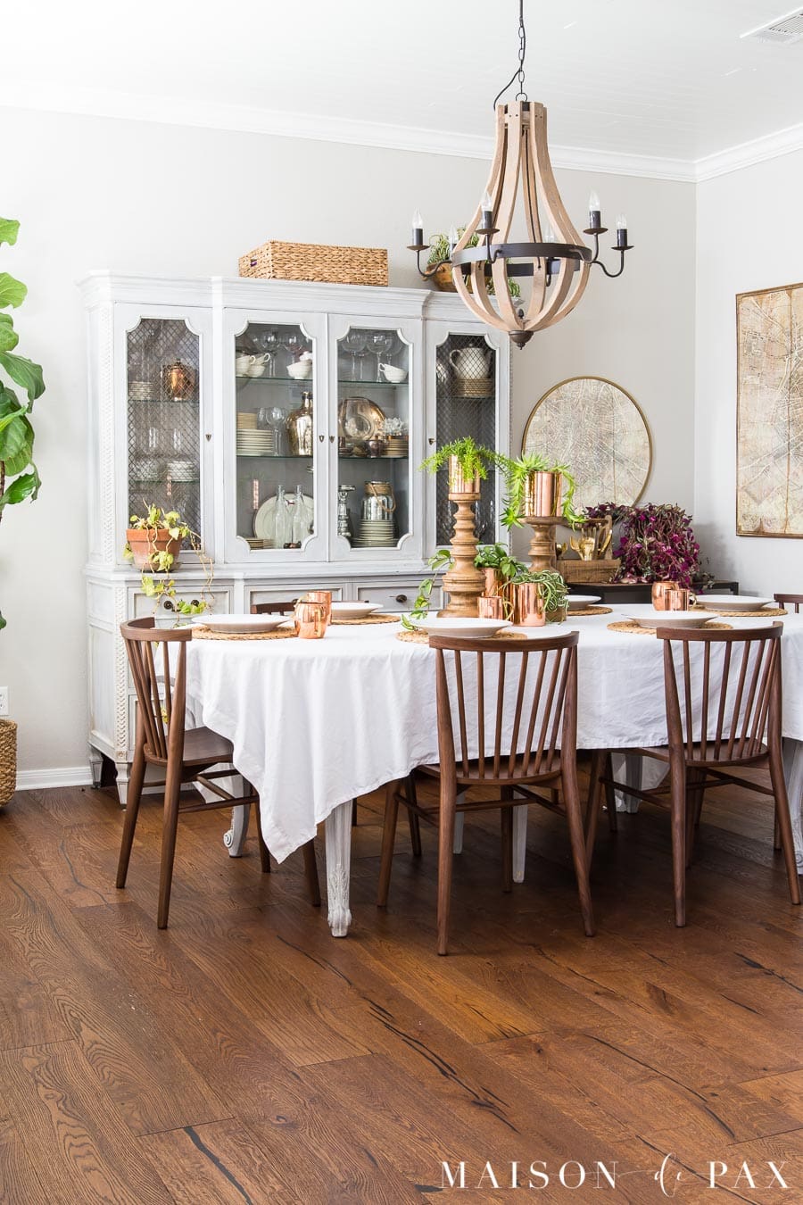 spring or summer tablescape with hanging plants | maison de pax