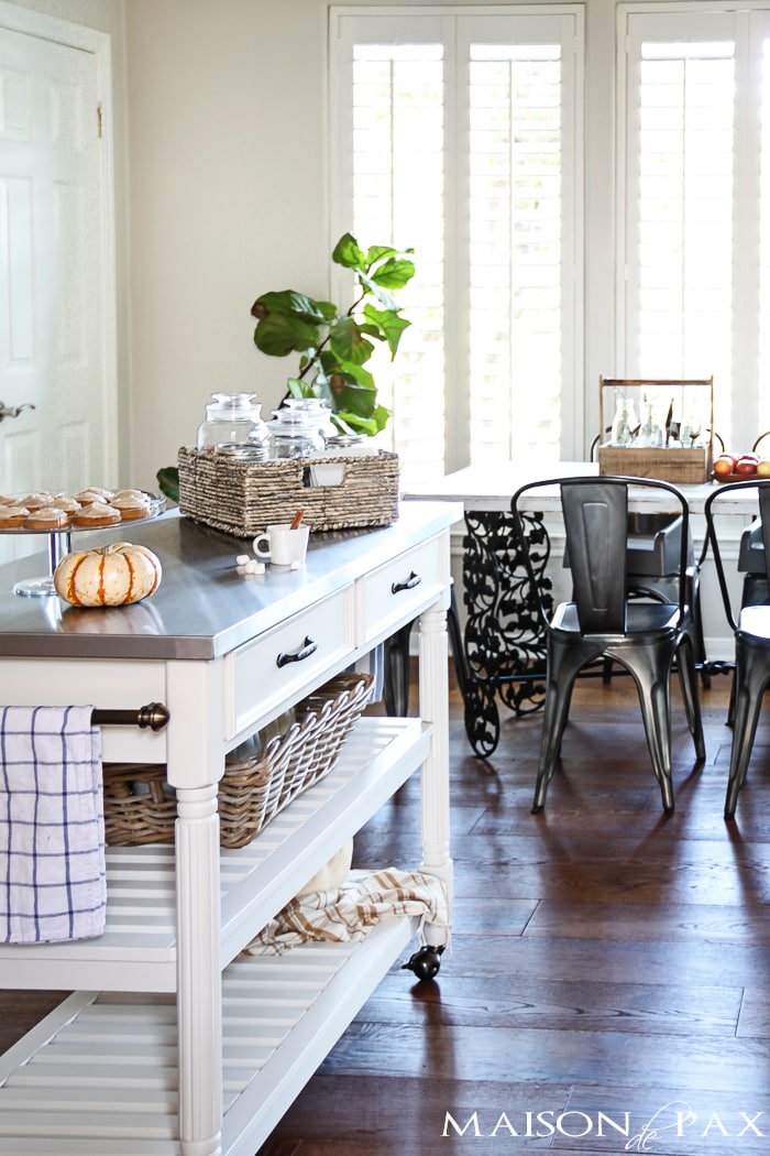 What an adorable idea! A hot chocolate and snack bar - perfect for fall and winter and all those holiday visitors | aiweb9ygdry.cmersite.com