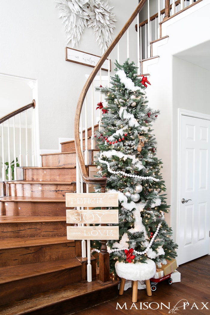 Love this red and white winder wonderland Christmas tree! And you'll never believe what that white garland is...