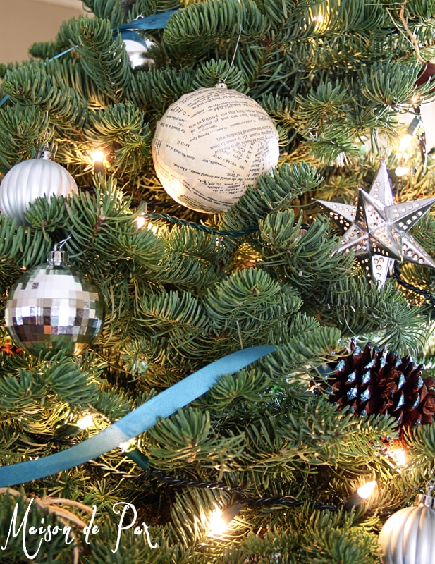 blue christmas tree ornaments vert