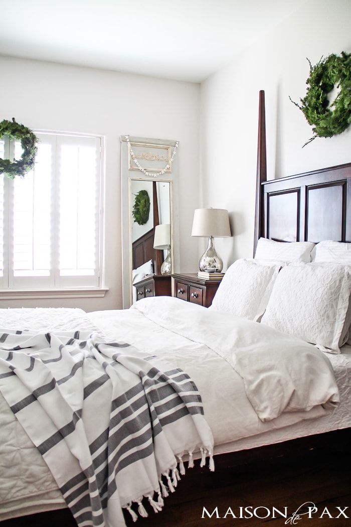 Gorgeous, simple Christmas home tour: natural greenery, winter woodland theme, sparkly touches, and simple reminder of the hope of the season. Tons of diy and decorating ideas | aiweb9ygdry.cmersite.com