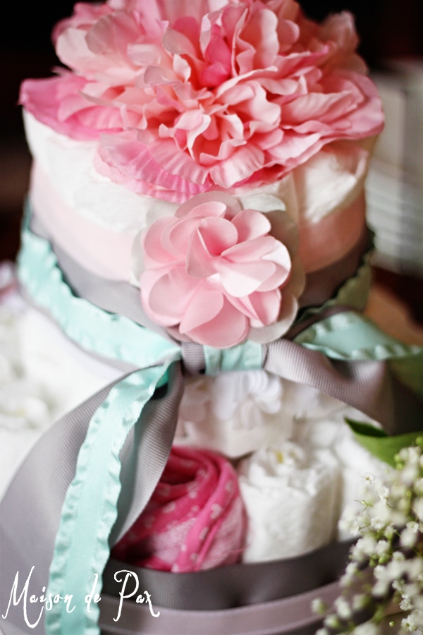 An easy-to-follow tutorial at aiweb9ygdry.cmersite.com to create your own diaper cake; you couldn't have a more beautiful and practical gift for a mother-to-be!