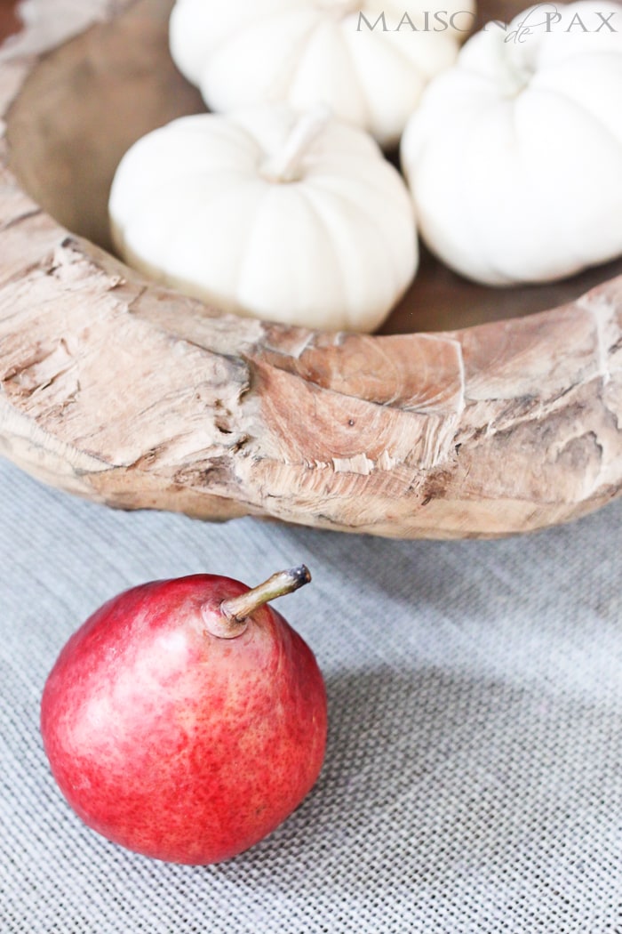 How to set a gorgeous Thanksgiving table: step by step process for a beautiful fall tablescape and gorgeous inspiration with white pumpkins, fall foliage, pears, and natural textures | aiweb9ygdry.cmersite.com