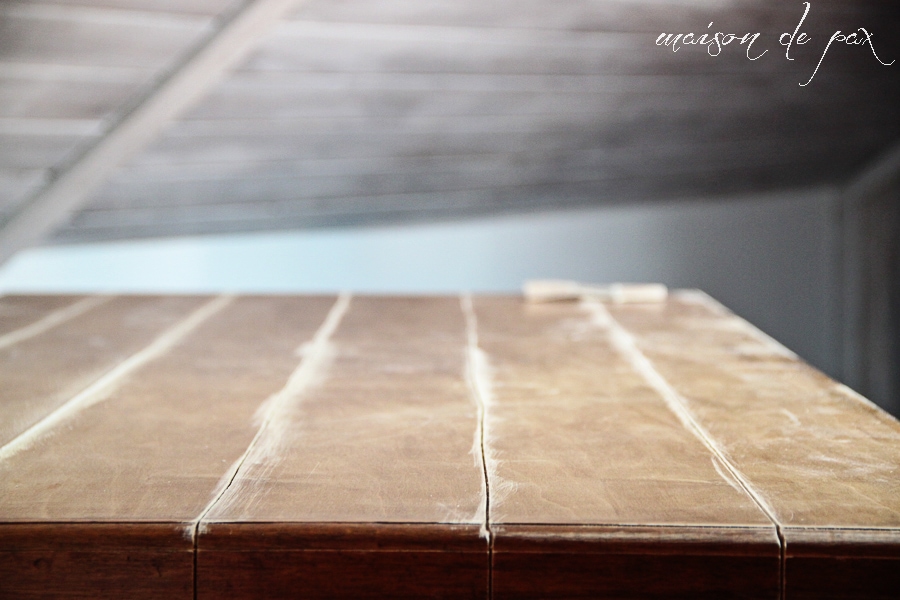 Make a gorgeous, painted, planked look desktop from plywood! via aiweb9ygdry.cmersite.com #diy #plank