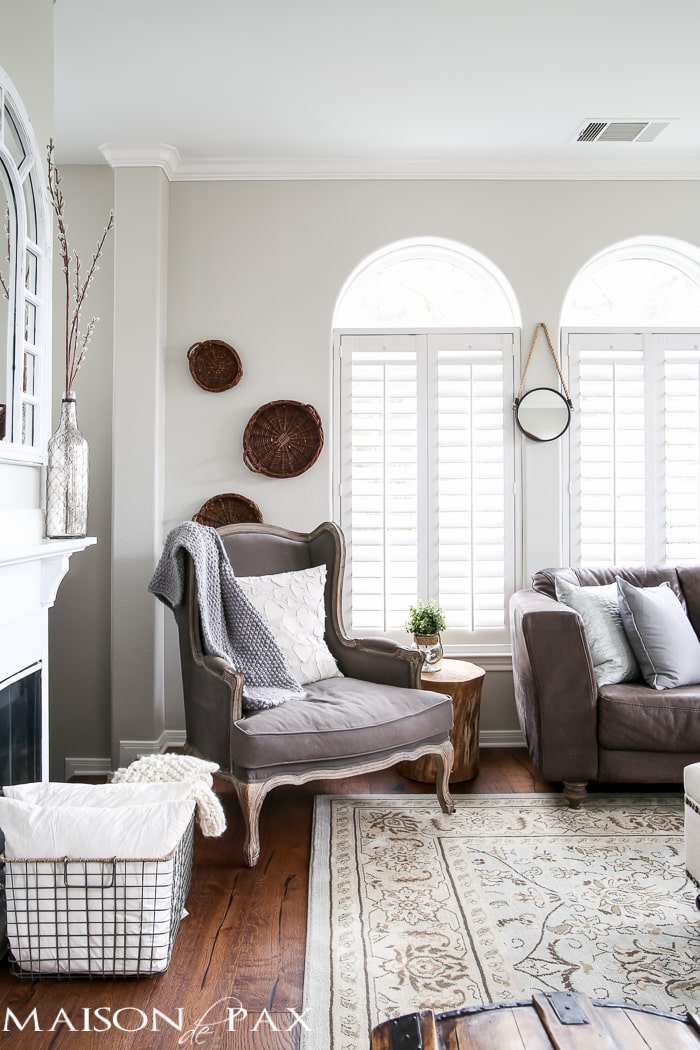 I love the simple mantel display! What a beautiful home with light touches of greenery perfect for spring or summer | aiweb9ygdry.cmersite.com