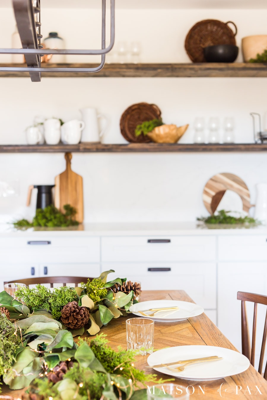 Farmhouse Christmas Tablescape Decorating Ideas