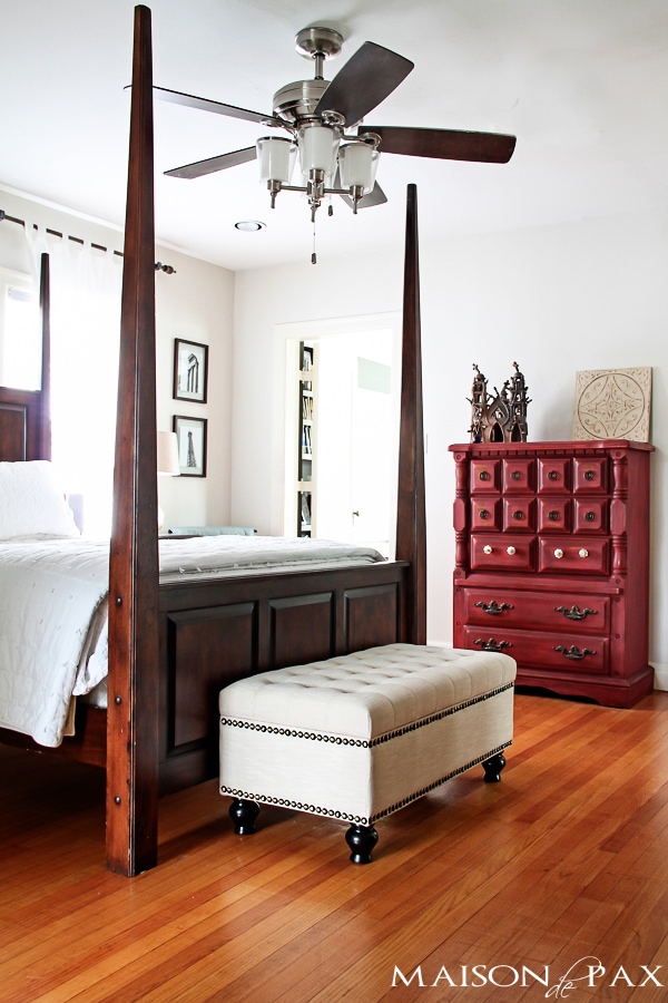 white bedroom with dark four poster bed | aiweb9ygdry.cmersite.com