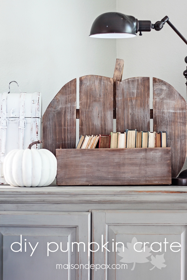 This DIY pumpkin crate is so cute and perfect for fall! Fill it with anything: pumpkins, flowers, fruit, or other fall decorations | aiweb9ygdry.cmersite.com