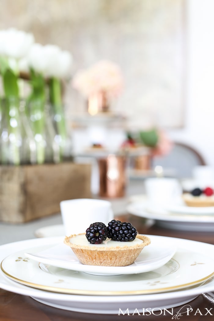 what a lovely, fresh table setting - perfect for Mother's Day brunch, Easter dinner, or any special spring occasion | aiweb9ygdry.cmersite.com