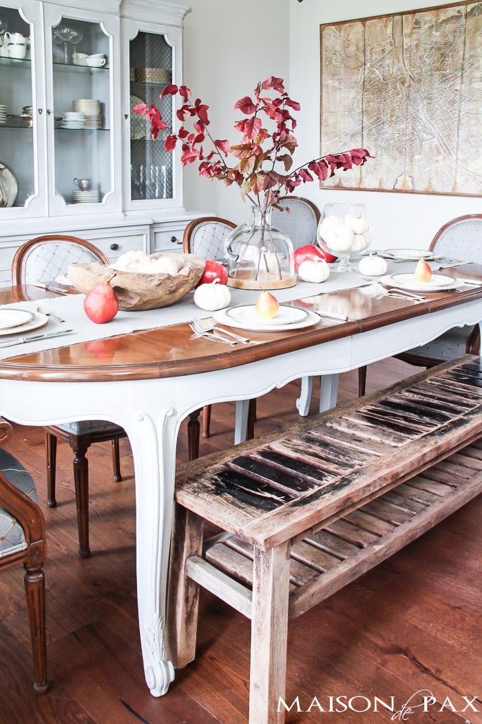 How to set a gorgeous Thanksgiving table: step by step process for a beautiful fall tablescape and gorgeous inspiration with white pumpkins, fall foliage, pears, and natural textures | aiweb9ygdry.cmersite.com